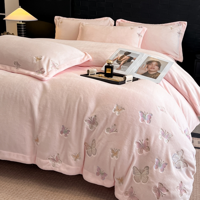 91家纺网 家纺一手货源 找家纺 逸尚阁 2025新款高克重牛奶绒刺绣四件套-绒蝶恋系列 绒蝶恋-粉玉