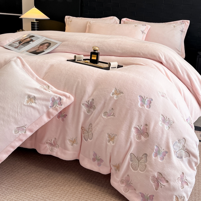 91家纺网 家纺一手货源 找家纺 逸尚阁 2025新款高克重牛奶绒刺绣四件套-绒蝶恋系列 绒蝶恋-粉玉