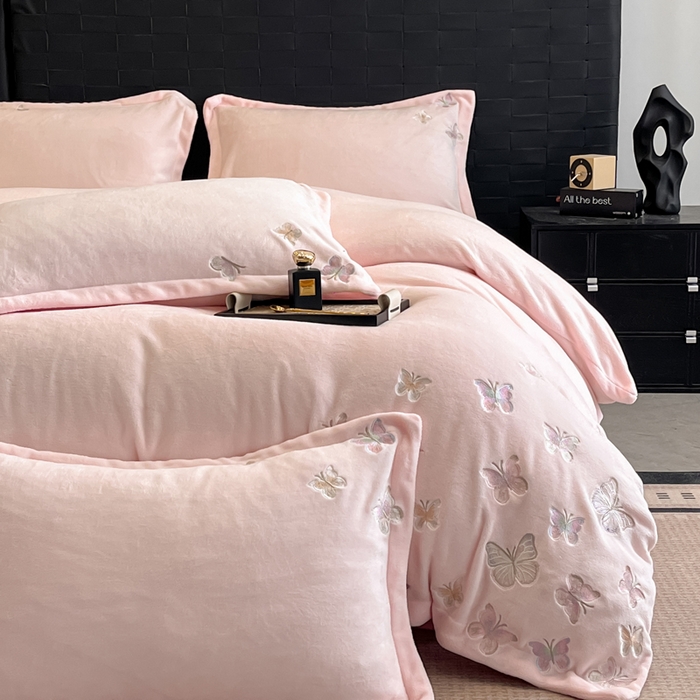 91家纺网 家纺一手货源 找家纺 逸尚阁 2025新款高克重牛奶绒刺绣四件套-绒蝶恋系列 绒蝶恋-粉玉