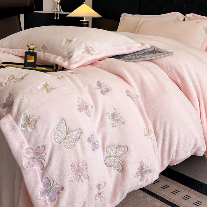 91家纺网 家纺一手货源 找家纺 逸尚阁 2025新款高克重牛奶绒刺绣四件套-绒蝶恋系列 绒蝶恋-粉玉