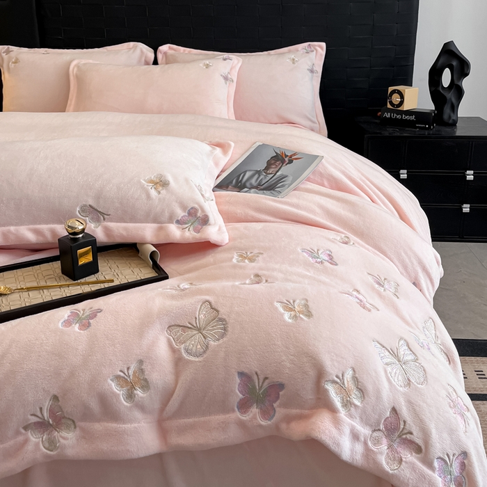 91家纺网 家纺一手货源 找家纺 逸尚阁 2025新款高克重牛奶绒刺绣四件套-绒蝶恋系列 绒蝶恋-粉玉