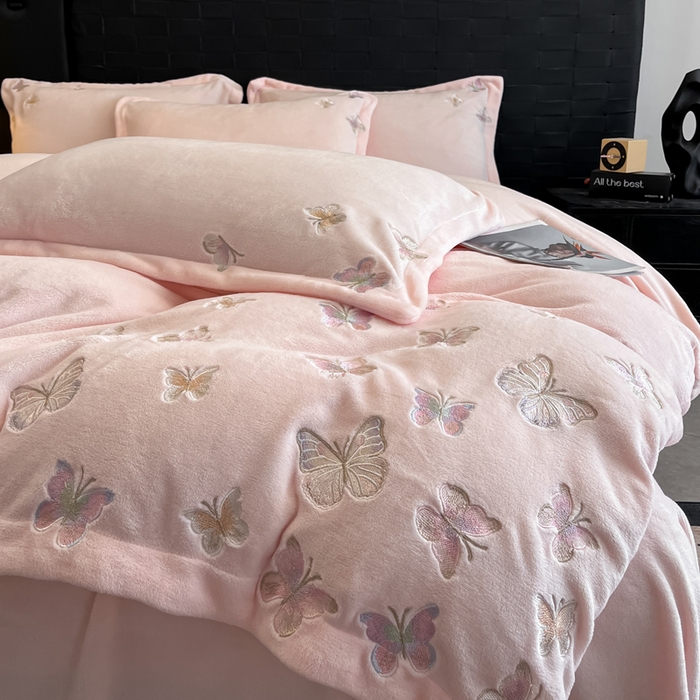 91家纺网 家纺一手货源 找家纺 逸尚阁 2025新款高克重牛奶绒刺绣四件套-绒蝶恋系列 绒蝶恋-粉玉