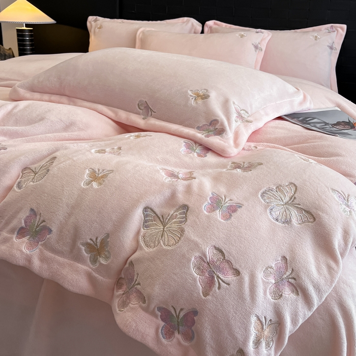 91家纺网 家纺一手货源 找家纺 逸尚阁 2025新款高克重牛奶绒刺绣四件套-绒蝶恋系列 绒蝶恋-粉玉