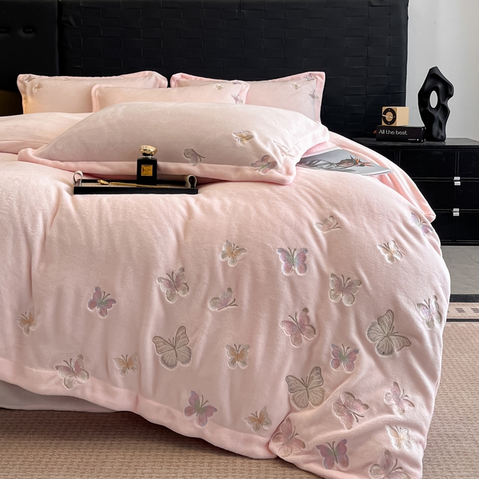 91家纺网 家纺一手货源 找家纺 逸尚阁 2025新款高克重牛奶绒刺绣四件套-绒蝶恋系列 绒蝶恋-粉玉