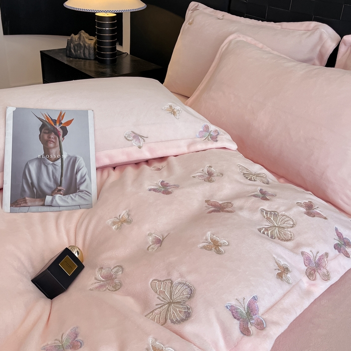 91家纺网 家纺一手货源 找家纺 逸尚阁 2025新款高克重牛奶绒刺绣四件套-绒蝶恋系列 绒蝶恋-粉玉