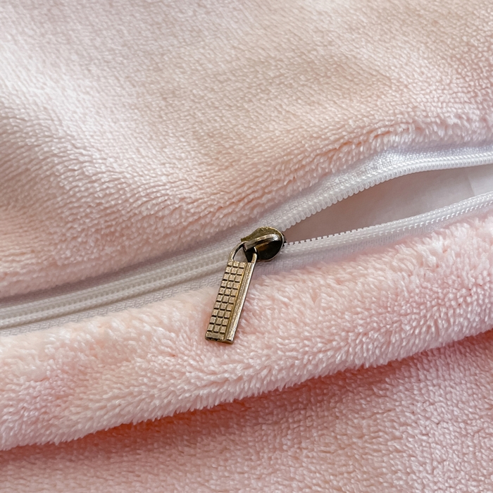 91家纺网 家纺一手货源 找家纺 逸尚阁 2025新款高克重牛奶绒刺绣四件套-绒蝶恋系列 绒蝶恋-粉玉