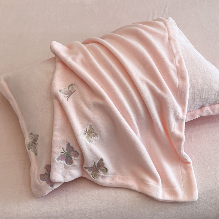 91家纺网 家纺一手货源 找家纺 逸尚阁 2025新款高克重牛奶绒刺绣四件套-绒蝶恋系列 绒蝶恋-粉玉