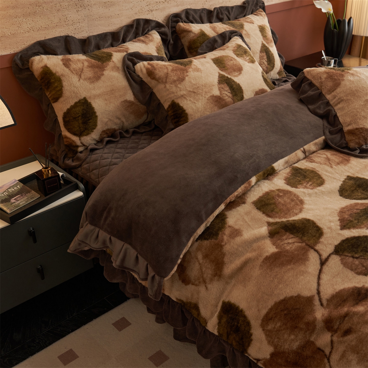 91家纺网 家纺一手货源 找家纺 金鹰 2025新款A类兔毛绒夹棉床裙四件套加厚牛奶绒四件套 叶叶深情-驼