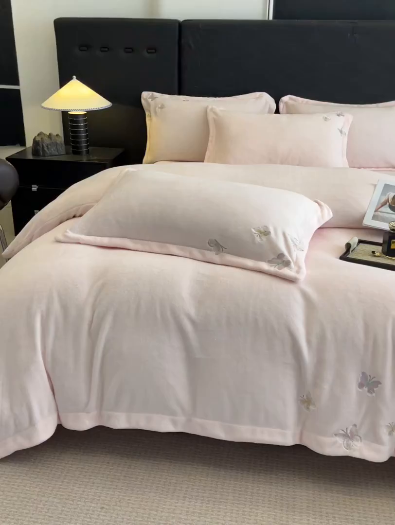 91家纺网 家纺一手货源 找家纺 逸尚阁 2025新款高克重牛奶绒刺绣四件套-绒蝶恋系列 绒蝶恋-粉玉