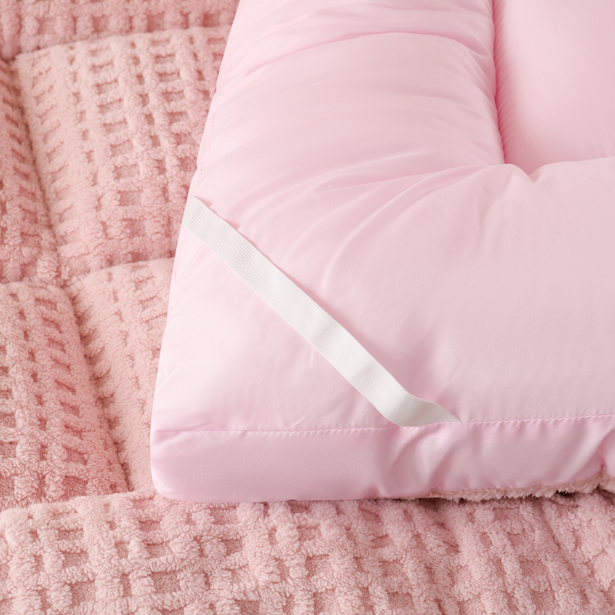 91家纺网 家纺一手货源 找家纺 小叮当家纺仓储工厂店 2025新款A类提花牛奶绒塔芙绒单床垫床垫单品跨境-方格 学生床 方格浅粉