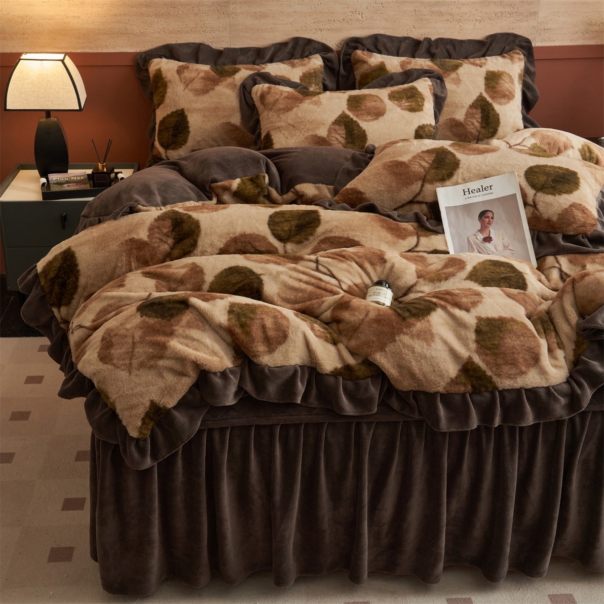 91家纺网 家纺一手货源 找家纺 金鹰 2025新款A类兔毛绒夹棉床裙四件套加厚牛奶绒四件套 叶叶深情-驼