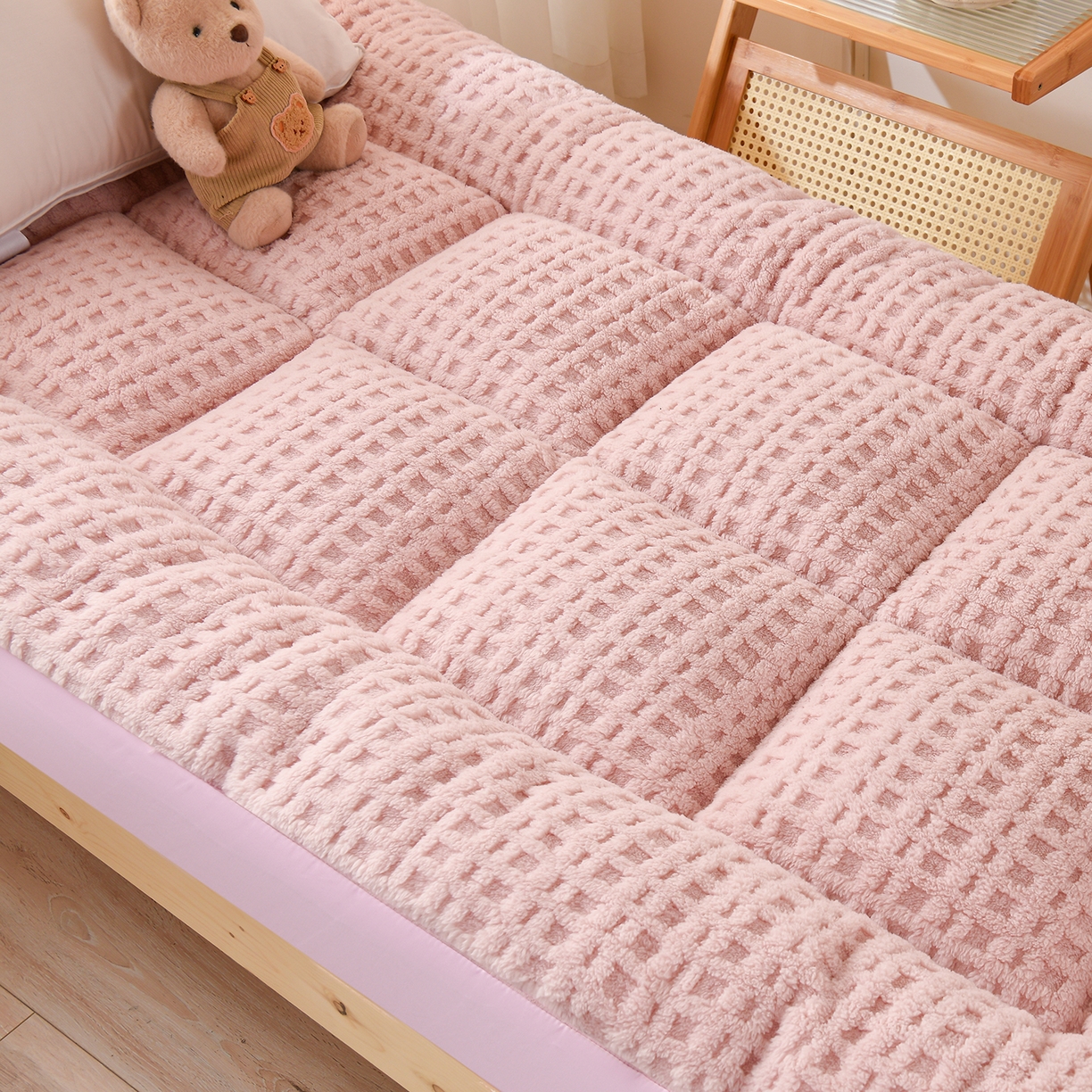 91家纺网 家纺一手货源 找家纺 小叮当家纺仓储工厂店 2025新款A类提花牛奶绒塔芙绒单床垫床垫单品跨境-方格 学生床 方格浅粉