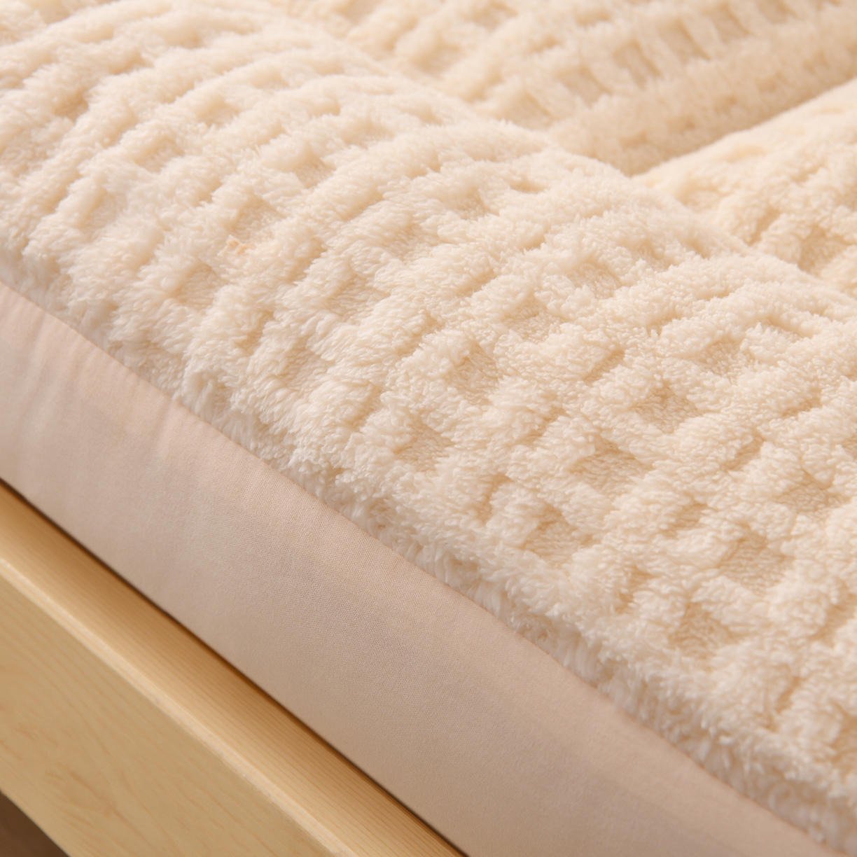 91家纺网 家纺一手货源 找家纺 小叮当家纺仓储工厂店 2025新款A类提花牛奶绒塔芙绒单床垫床垫单品跨境-方格 学生床 方格卡其