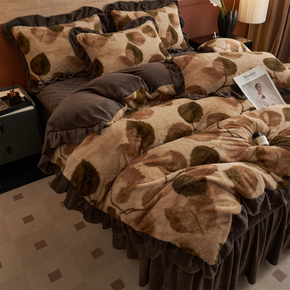 91家纺网 家纺一手货源 找家纺 金鹰 2025新款A类兔毛绒夹棉床裙四件套加厚牛奶绒四件套 叶叶深情-驼