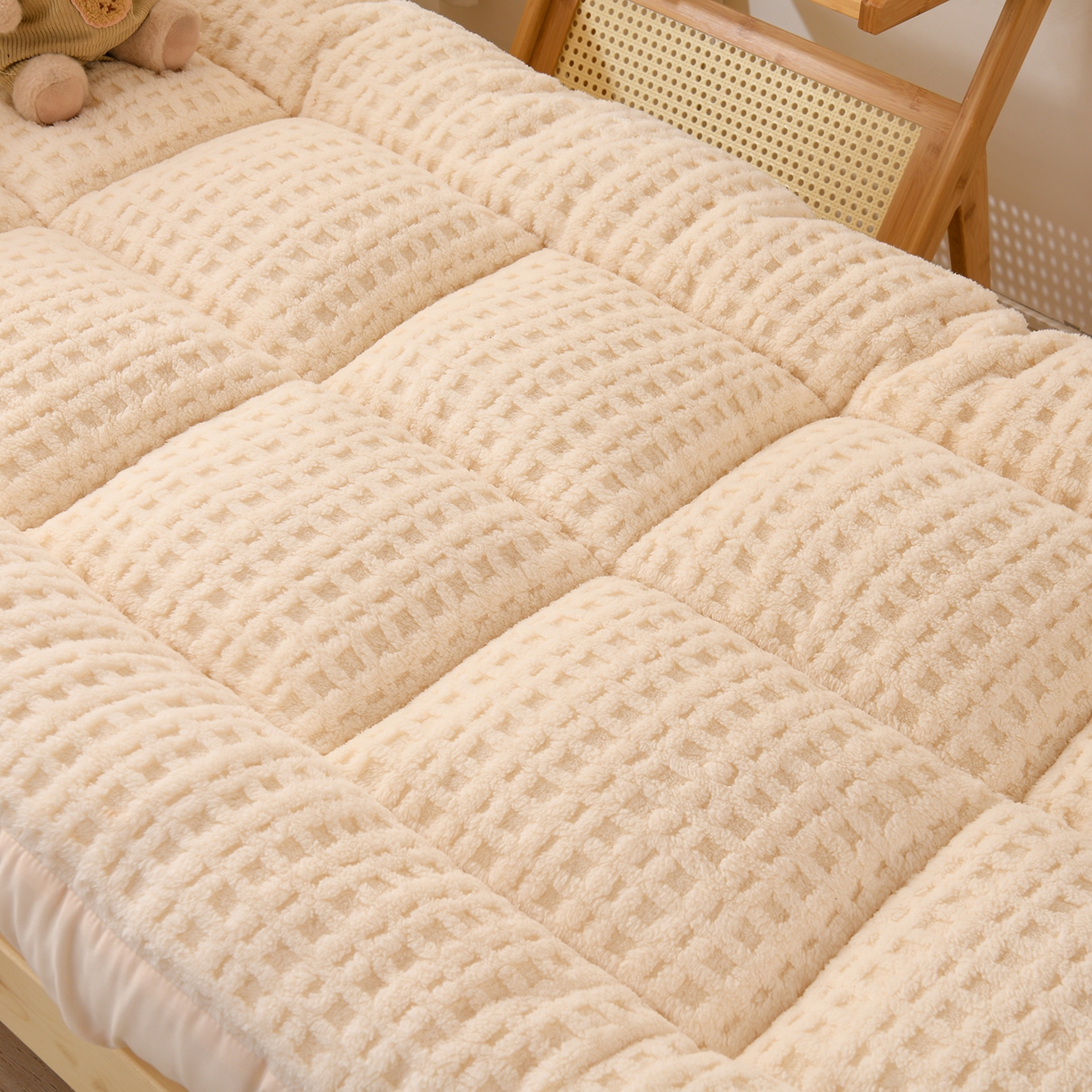 91家纺网 家纺一手货源 找家纺 （总）小叮当家纺仓储工厂店 2025新款A类提花牛奶绒塔芙绒单床垫床垫单品跨境-方格 学生床