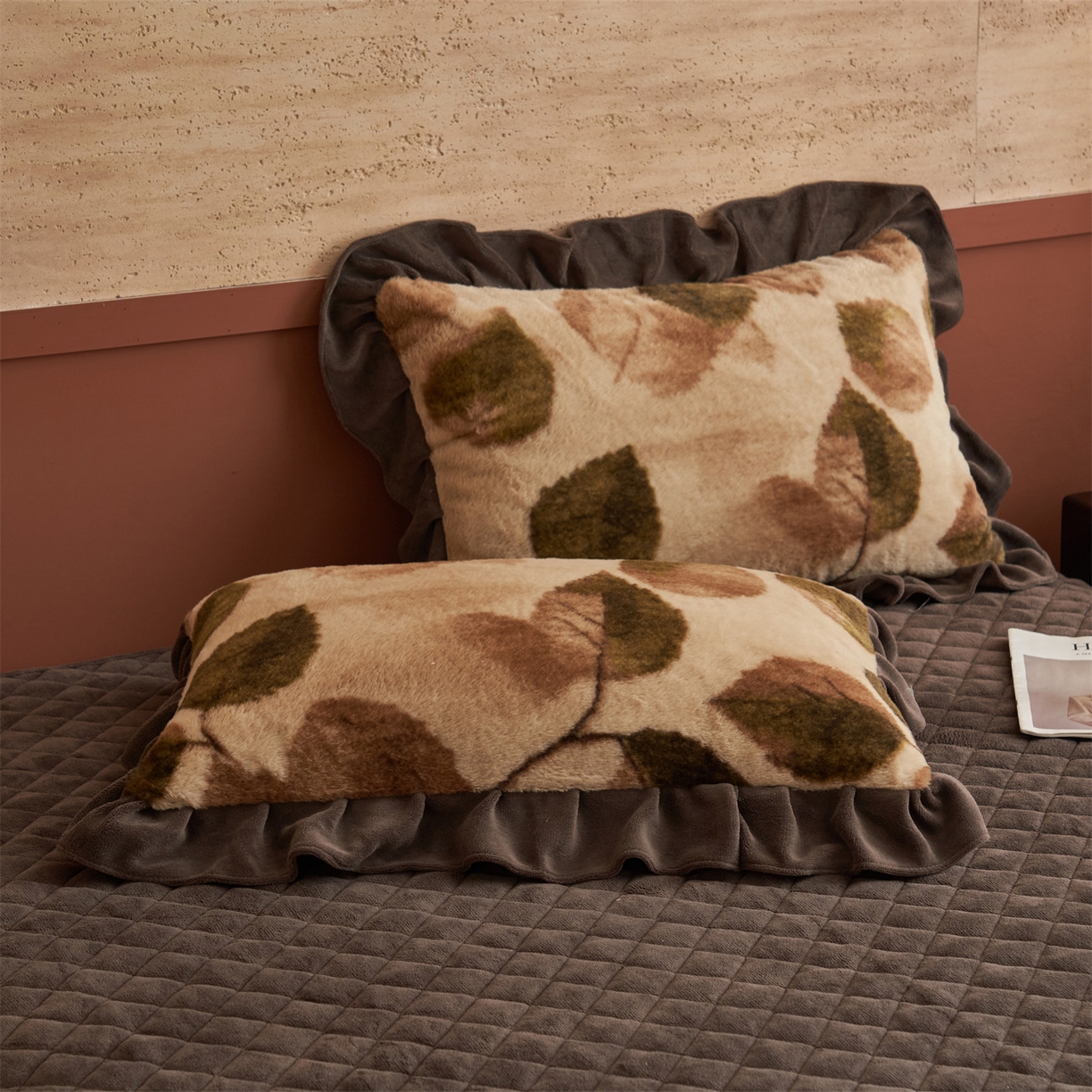 91家纺网 家纺一手货源 找家纺 金鹰 2025新款A类兔毛绒夹棉床裙四件套加厚牛奶绒四件套 叶叶深情-驼