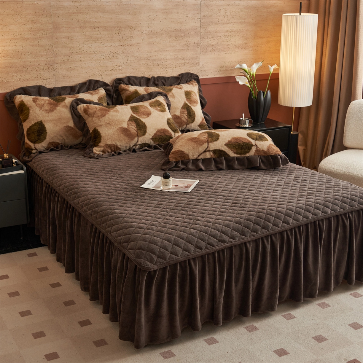 91家纺网 家纺一手货源 找家纺 金鹰 2025新款A类兔毛绒夹棉床裙四件套加厚牛奶绒四件套 叶叶深情-驼