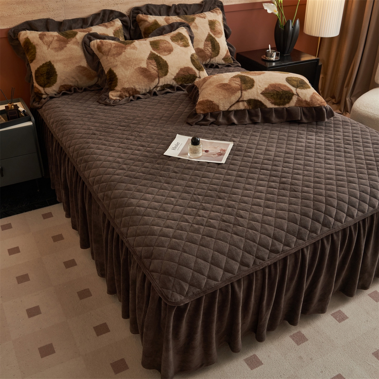 91家纺网 家纺一手货源 找家纺 金鹰 2025新款A类兔毛绒夹棉床裙四件套加厚牛奶绒四件套 叶叶深情-驼