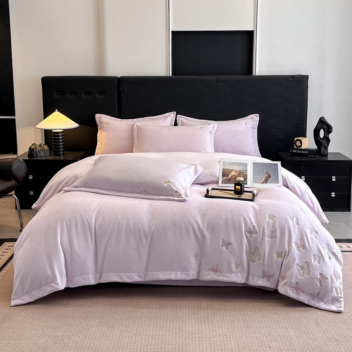 91家纺网 家纺一手货源 找家纺 逸尚阁 2025新款高克重牛奶绒刺绣四件套-绒蝶恋系列 绒蝶恋-迷幻紫