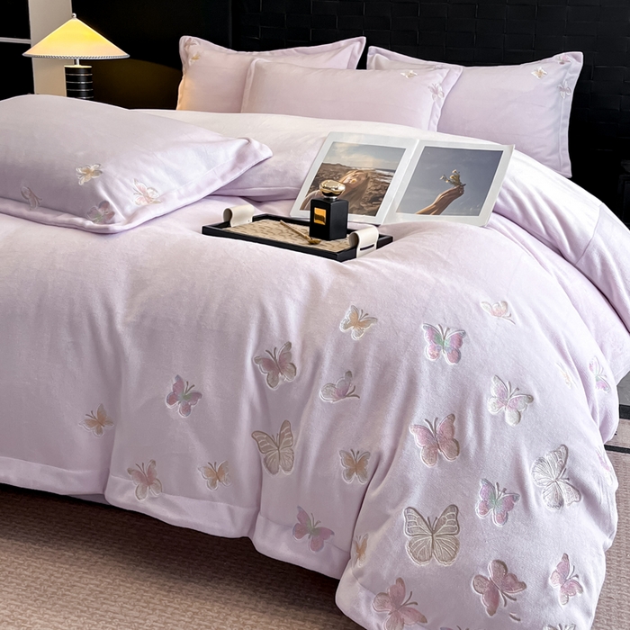 91家纺网 家纺一手货源 找家纺 逸尚阁 2025新款高克重牛奶绒刺绣四件套-绒蝶恋系列 绒蝶恋-迷幻紫