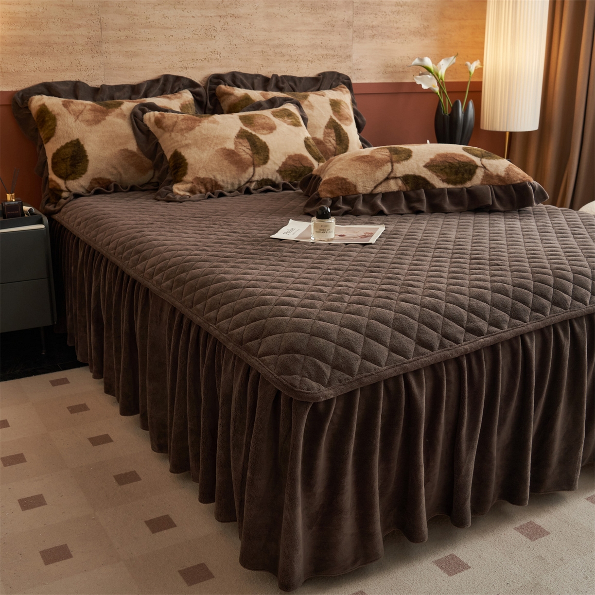 91家纺网 家纺一手货源 找家纺 金鹰 2025新款A类兔毛绒夹棉床裙四件套加厚牛奶绒四件套 叶叶深情-驼