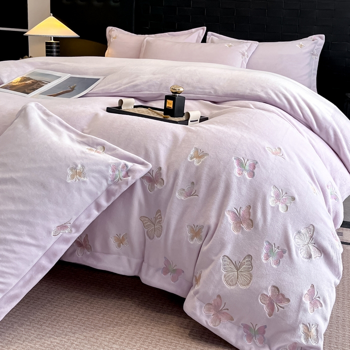 91家纺网 家纺一手货源 找家纺 逸尚阁 2025新款高克重牛奶绒刺绣四件套-绒蝶恋系列 绒蝶恋-迷幻紫