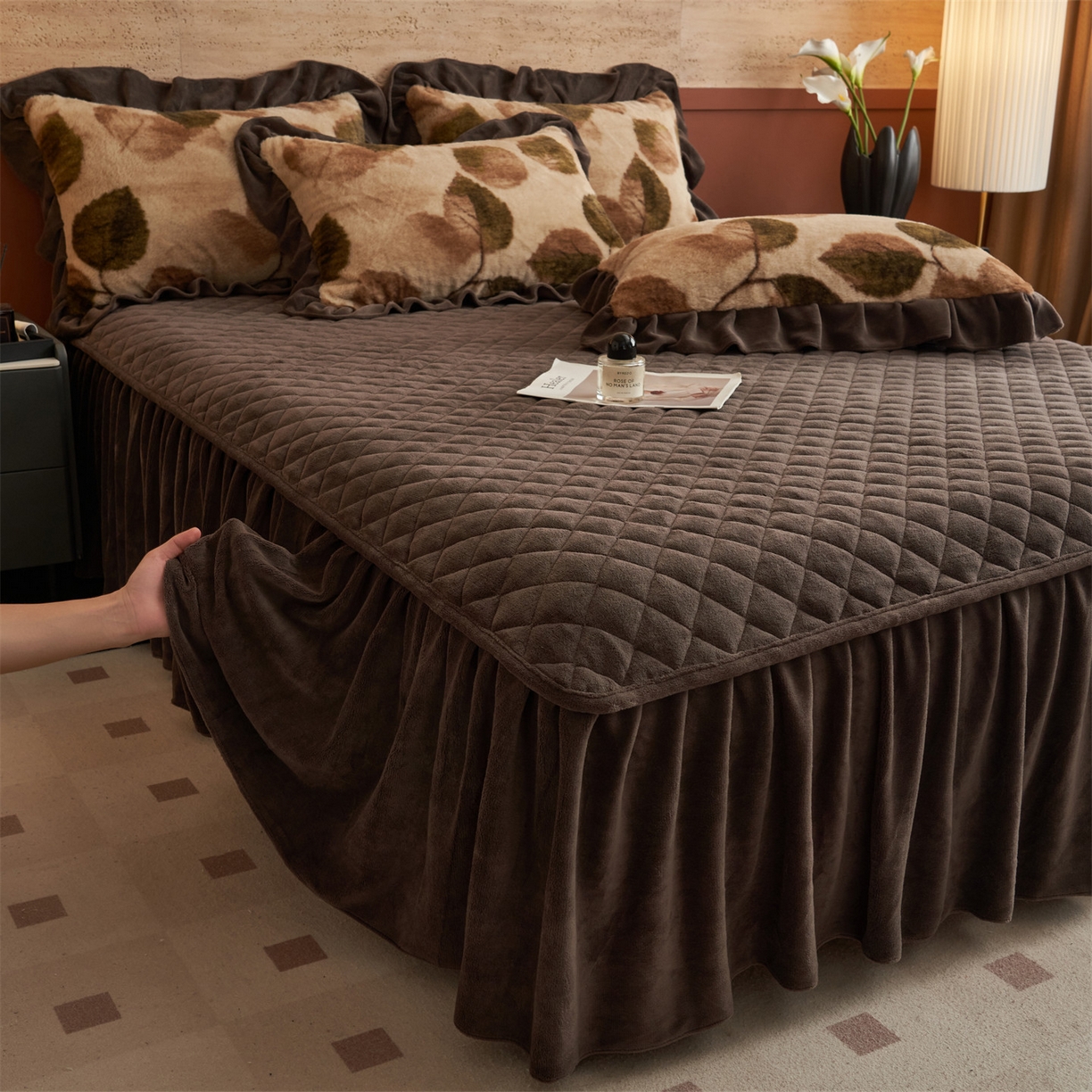 91家纺网 家纺一手货源 找家纺 金鹰 2025新款A类兔毛绒夹棉床裙四件套加厚牛奶绒四件套 叶叶深情-驼