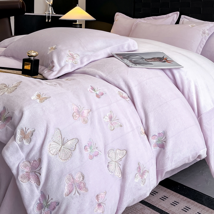 91家纺网 家纺一手货源 找家纺 逸尚阁 2025新款高克重牛奶绒刺绣四件套-绒蝶恋系列 绒蝶恋-迷幻紫