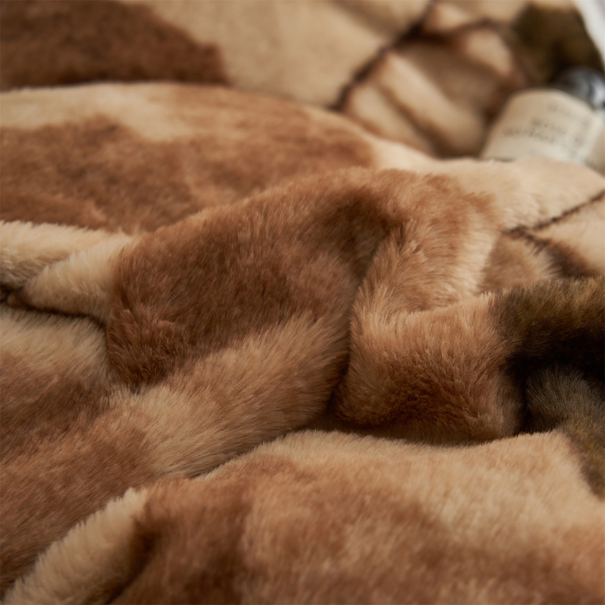 91家纺网 家纺一手货源 找家纺 金鹰 2025新款A类兔毛绒夹棉床裙四件套加厚牛奶绒四件套 叶叶深情-驼