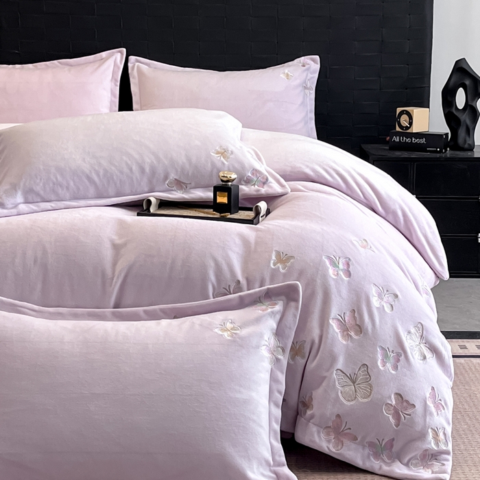 91家纺网 家纺一手货源 找家纺 逸尚阁 2025新款高克重牛奶绒刺绣四件套-绒蝶恋系列 绒蝶恋-迷幻紫