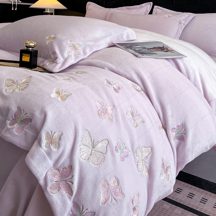 91家纺网 家纺一手货源 找家纺 逸尚阁 2025新款高克重牛奶绒刺绣四件套-绒蝶恋系列 绒蝶恋-迷幻紫