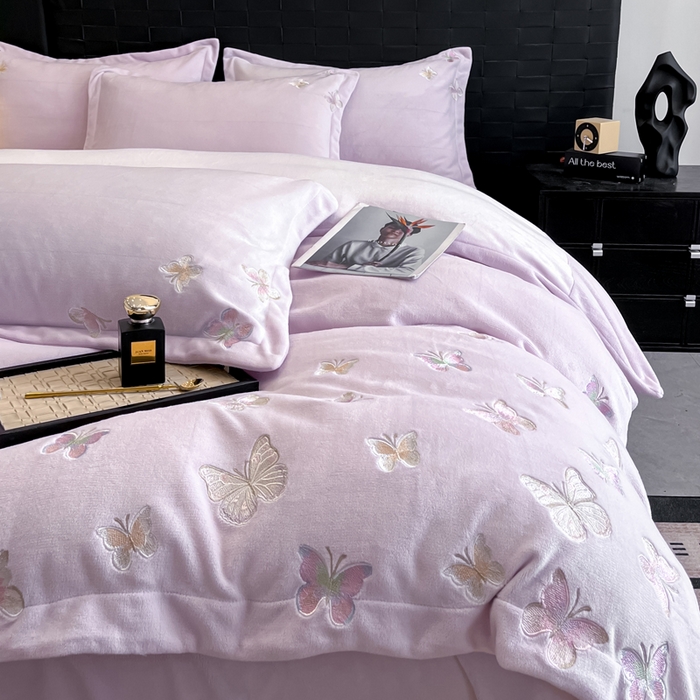 91家纺网 家纺一手货源 找家纺 逸尚阁 2025新款高克重牛奶绒刺绣四件套-绒蝶恋系列 绒蝶恋-迷幻紫