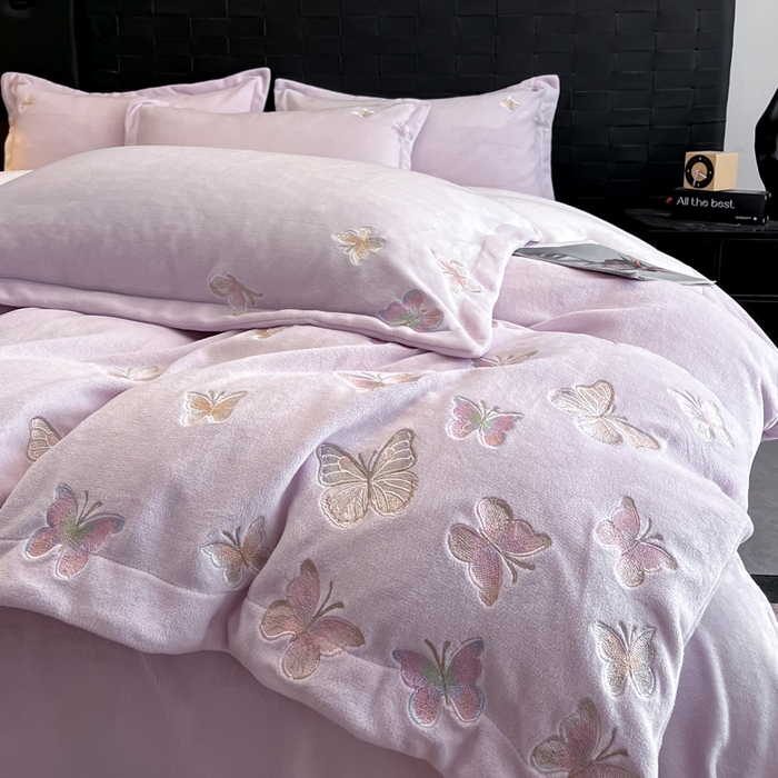 91家纺网 家纺一手货源 找家纺 逸尚阁 2025新款高克重牛奶绒刺绣四件套-绒蝶恋系列 绒蝶恋-迷幻紫