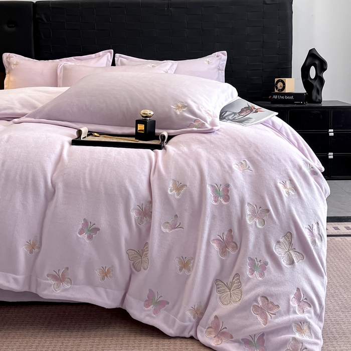 91家纺网 家纺一手货源 找家纺 逸尚阁 2025新款高克重牛奶绒刺绣四件套-绒蝶恋系列 绒蝶恋-迷幻紫