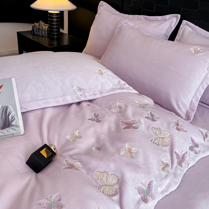 91家纺网 家纺一手货源 找家纺 逸尚阁 2025新款高克重牛奶绒刺绣四件套-绒蝶恋系列 绒蝶恋-迷幻紫