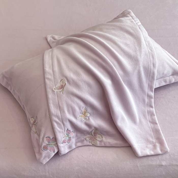 91家纺网 家纺一手货源 找家纺 逸尚阁 2025新款高克重牛奶绒刺绣四件套-绒蝶恋系列 绒蝶恋-迷幻紫