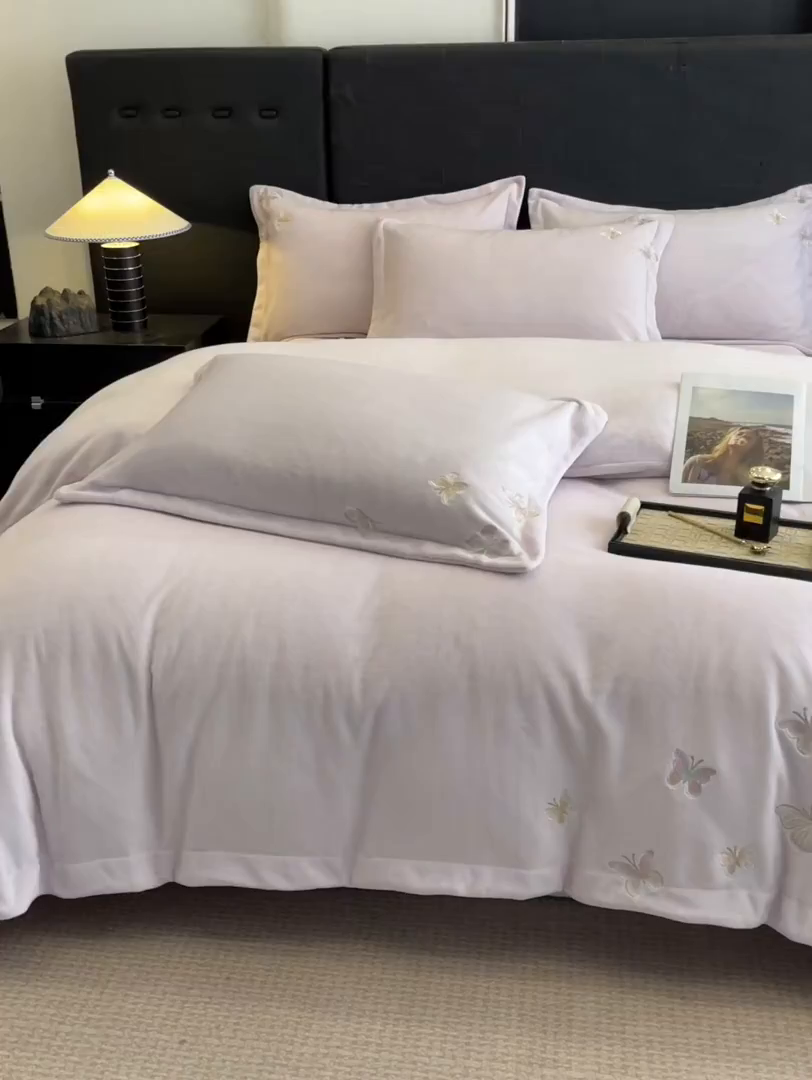 91家纺网 家纺一手货源 找家纺 逸尚阁 2025新款高克重牛奶绒刺绣四件套-绒蝶恋系列 绒蝶恋-迷幻紫