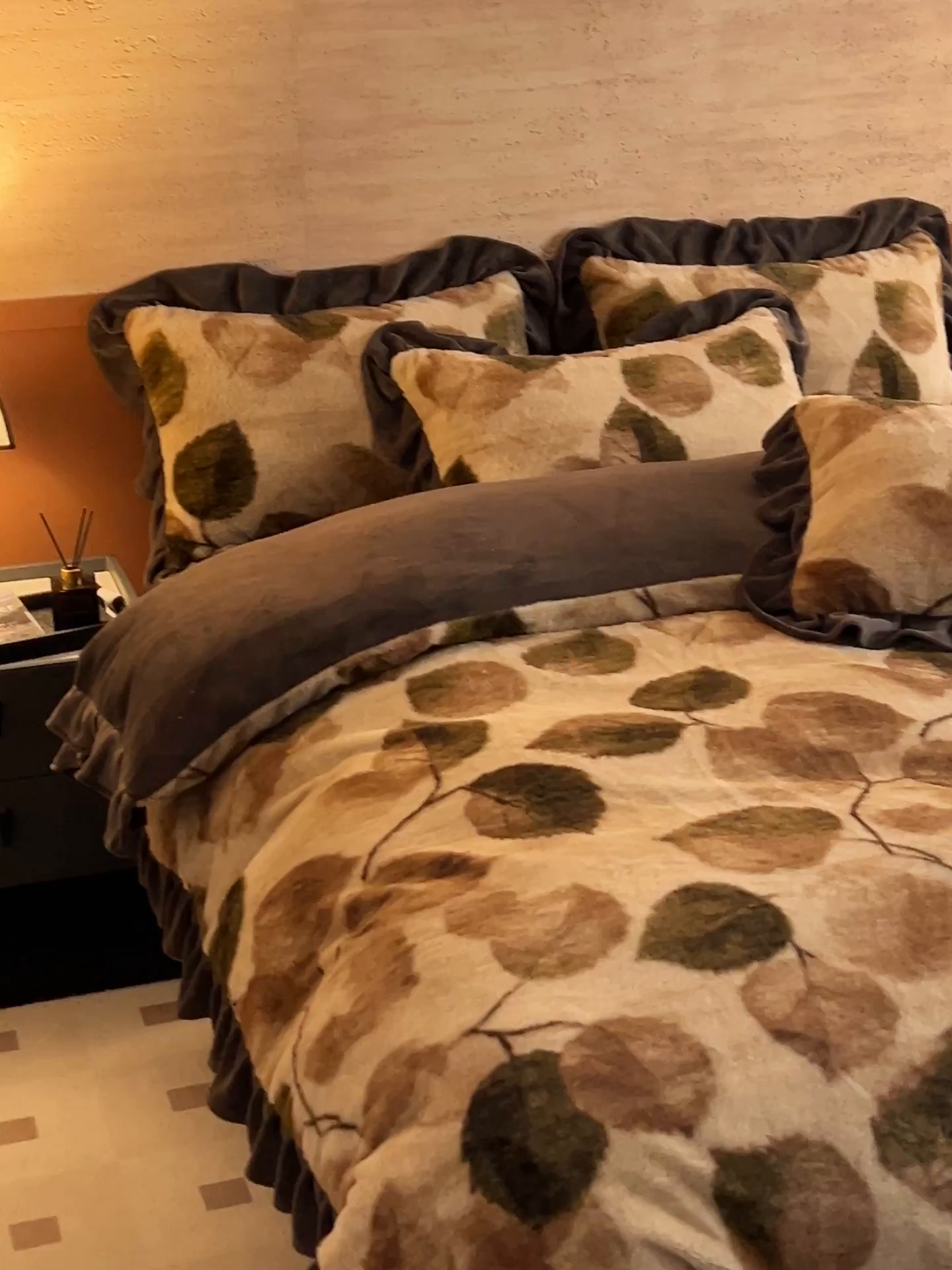 91家纺网 家纺一手货源 找家纺 金鹰 2025新款A类兔毛绒夹棉床裙四件套加厚牛奶绒四件套 叶叶深情-驼