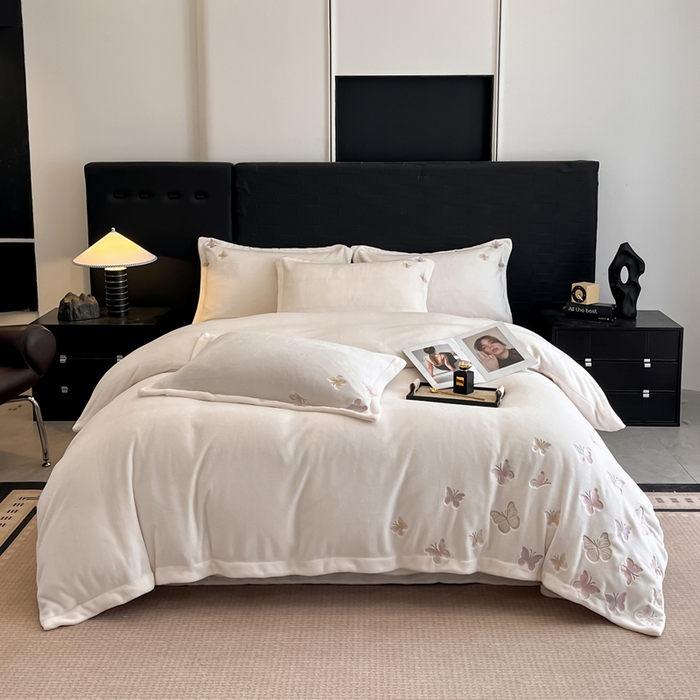 91家纺网 家纺一手货源 找家纺 逸尚阁 2025新款高克重牛奶绒刺绣四件套-绒蝶恋系列 绒蝶恋-奶白