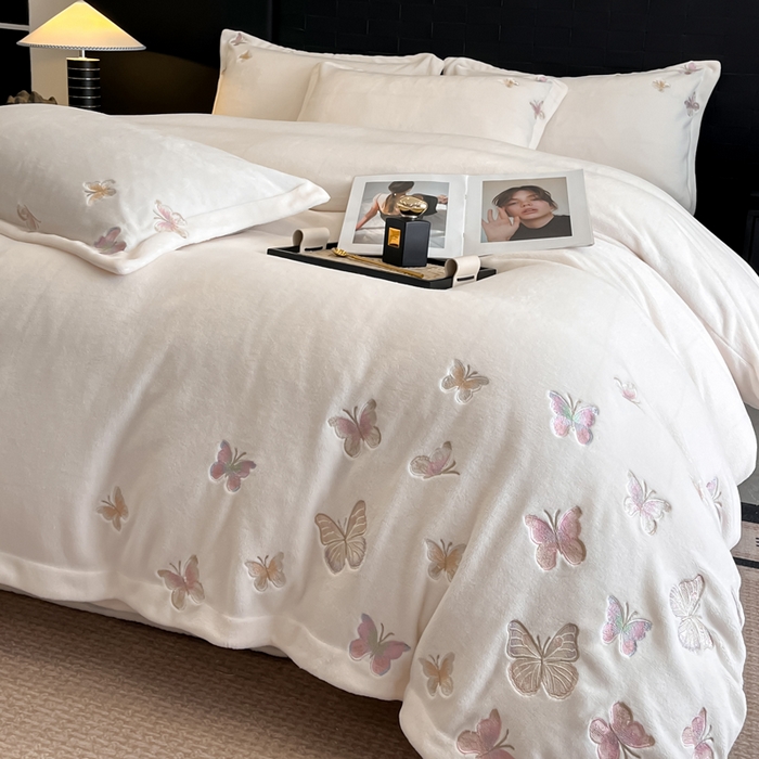 91家纺网 家纺一手货源 找家纺 逸尚阁 2025新款高克重牛奶绒刺绣四件套-绒蝶恋系列 绒蝶恋-奶白