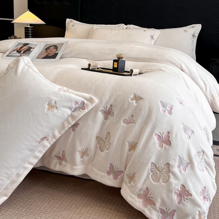 91家纺网 家纺一手货源 找家纺 逸尚阁 2025新款高克重牛奶绒刺绣四件套-绒蝶恋系列 绒蝶恋-奶白