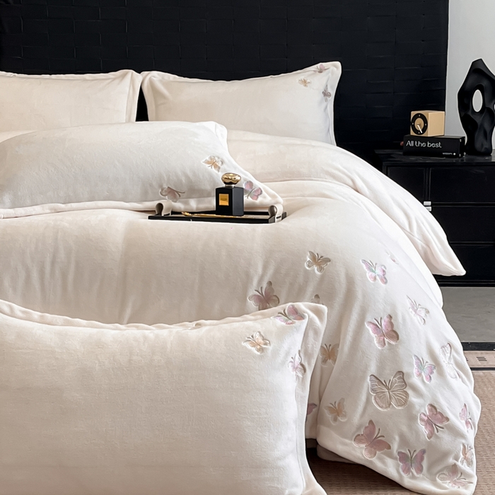 91家纺网 家纺一手货源 找家纺 逸尚阁 2025新款高克重牛奶绒刺绣四件套-绒蝶恋系列 绒蝶恋-奶白