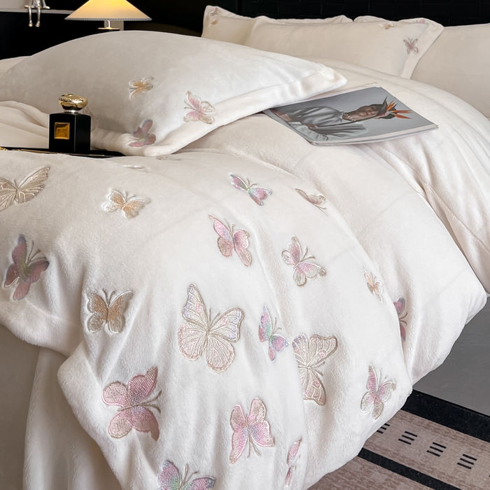 91家纺网 家纺一手货源 找家纺 逸尚阁 2025新款高克重牛奶绒刺绣四件套-绒蝶恋系列 绒蝶恋-奶白