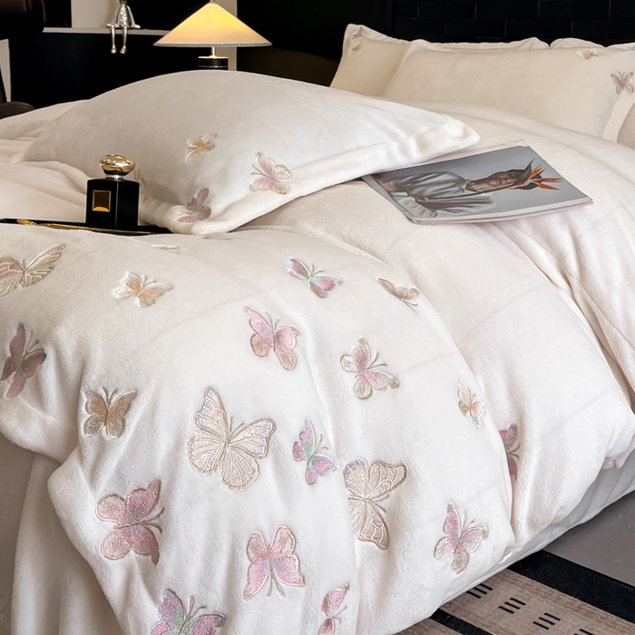 91家纺网 家纺一手货源 找家纺 逸尚阁 2025新款高克重牛奶绒刺绣四件套-绒蝶恋系列 绒蝶恋-奶白