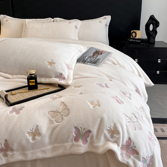 91家纺网 家纺一手货源 找家纺 逸尚阁 2025新款高克重牛奶绒刺绣四件套-绒蝶恋系列 绒蝶恋-奶白