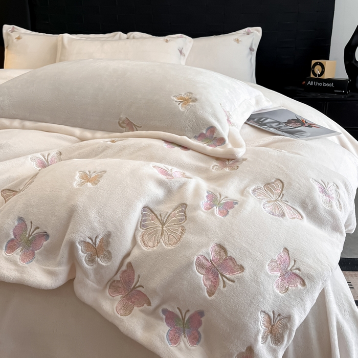 91家纺网 家纺一手货源 找家纺 逸尚阁 2025新款高克重牛奶绒刺绣四件套-绒蝶恋系列 绒蝶恋-奶白