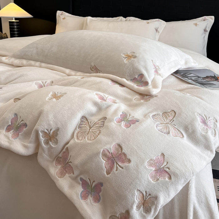 91家纺网 家纺一手货源 找家纺 逸尚阁 2025新款高克重牛奶绒刺绣四件套-绒蝶恋系列 绒蝶恋-奶白
