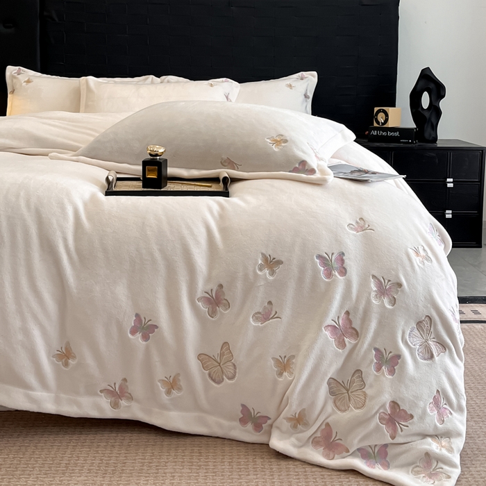 91家纺网 家纺一手货源 找家纺 逸尚阁 2025新款高克重牛奶绒刺绣四件套-绒蝶恋系列 绒蝶恋-奶白