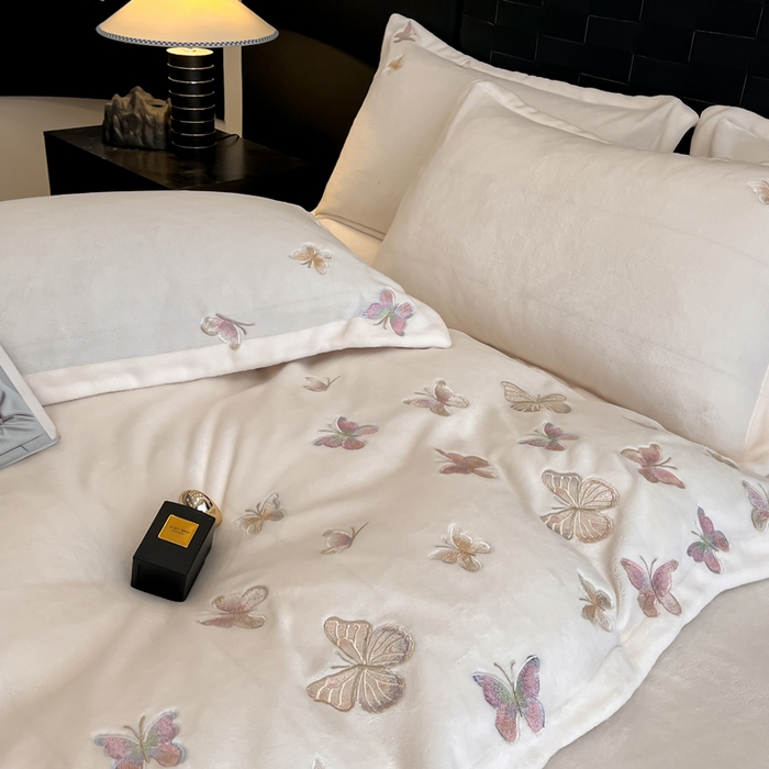 91家纺网 家纺一手货源 找家纺 逸尚阁 2025新款高克重牛奶绒刺绣四件套-绒蝶恋系列 绒蝶恋-奶白