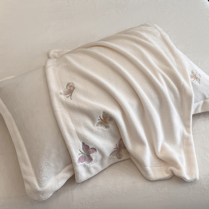 91家纺网 家纺一手货源 找家纺 逸尚阁 2025新款高克重牛奶绒刺绣四件套-绒蝶恋系列 绒蝶恋-奶白